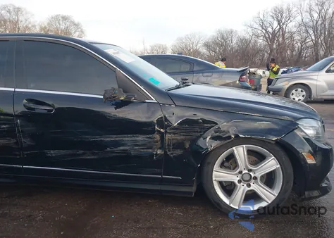 2011 Mercedes-Benz C 300 Sport 4Matic z USA, uszkodzony, nr VIN WDDGF8BB3BR167936